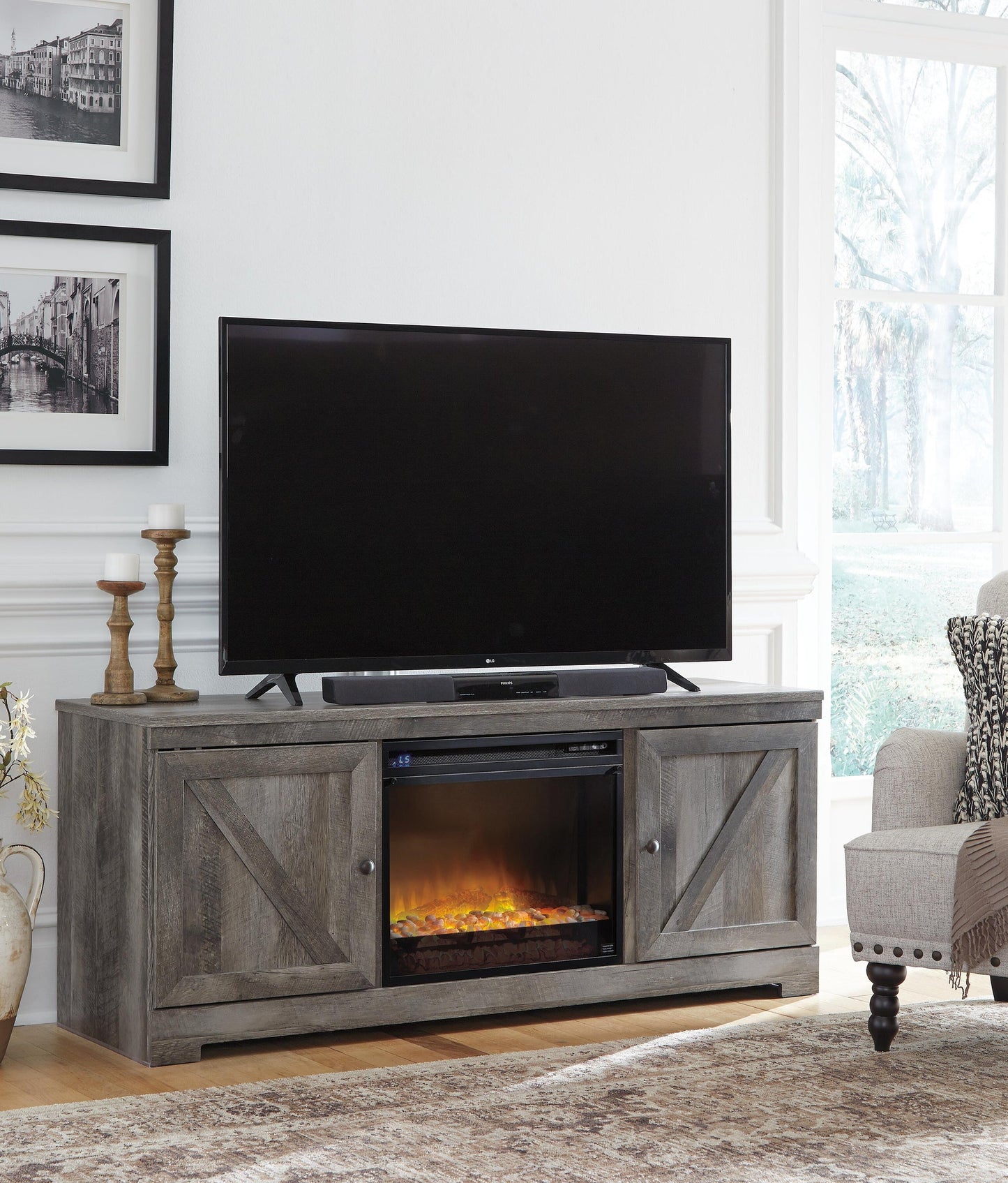 Mueble de TV Wynnlow de 63" con chimenea eléctrica