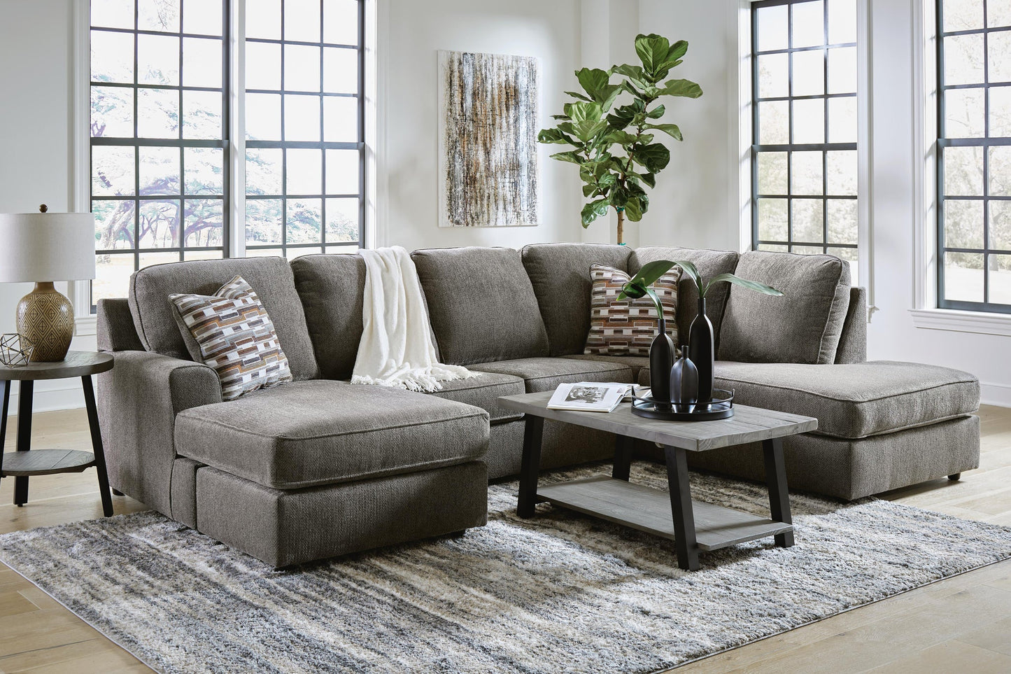 Seccional de dos piezas con chaise longue O'Phannon