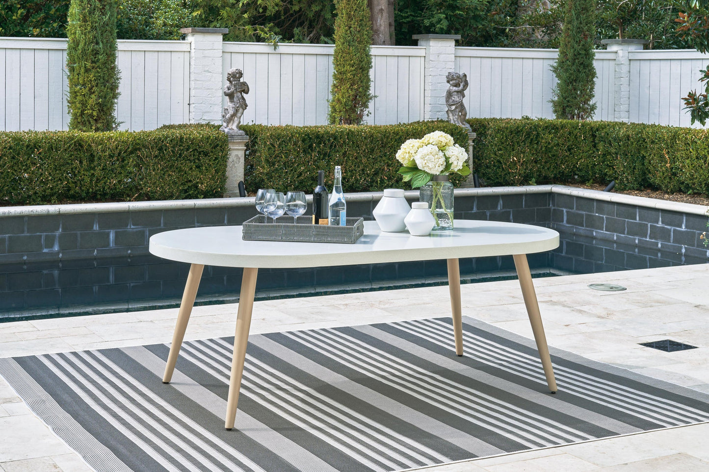Mesa de comedor ovalada Seton Creek con UMB OPT