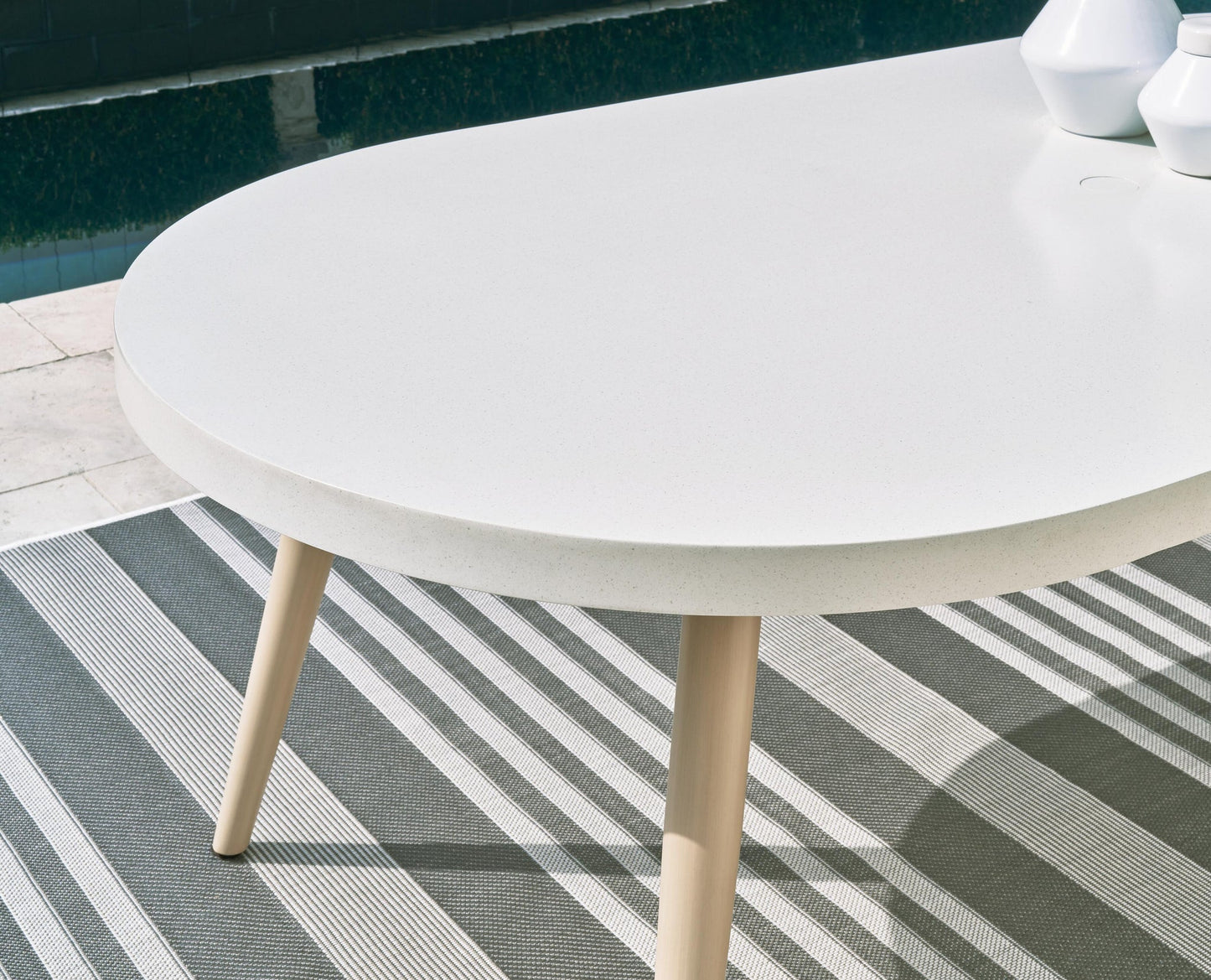 Mesa de comedor ovalada Seton Creek con UMB OPT