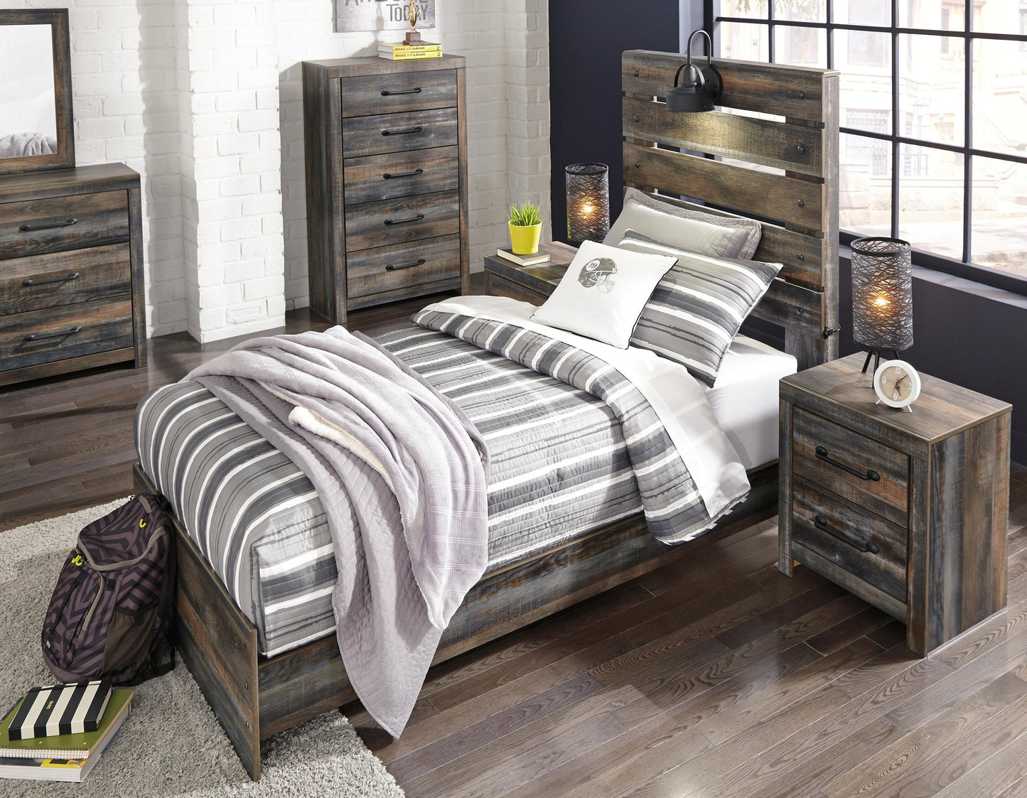 Cama doble con paneles Drystan, tocador con espejo, cómoda y mesita de noche