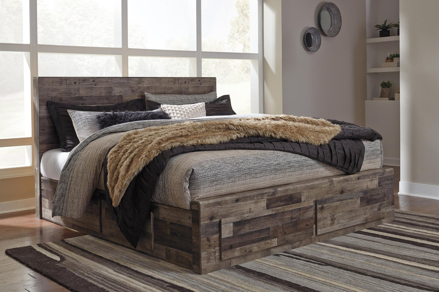 Cama King con 4 cajones de almacenamiento y tocador con espejo Derekson