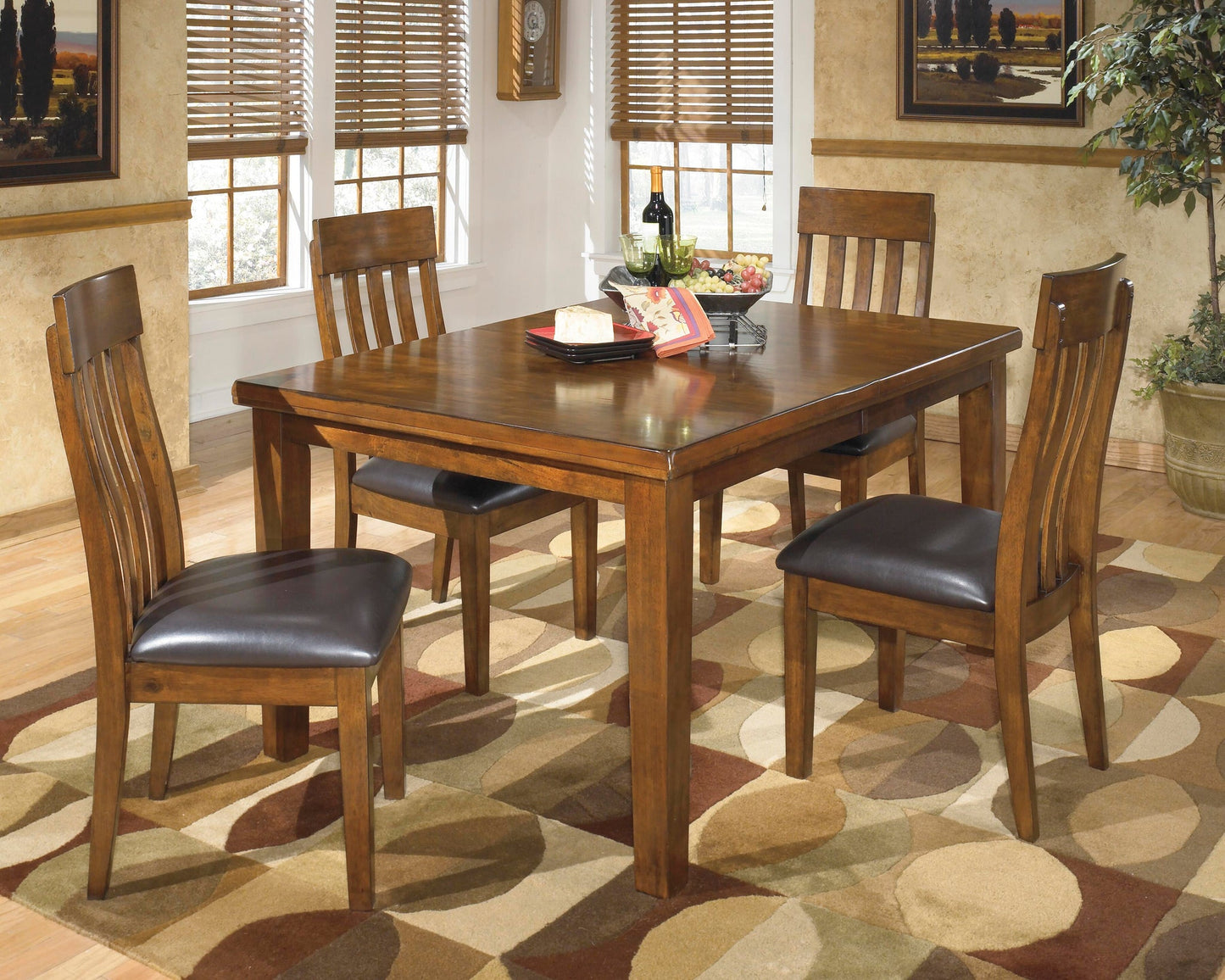 Mesa de comedor y 4 sillas Ralene
