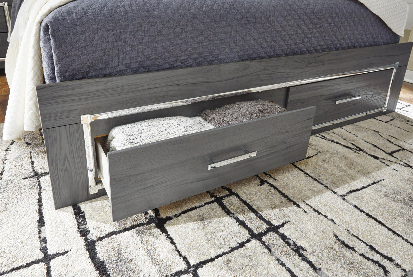 Cama de dos plazas Lodanna con dos cajones de almacenamiento, tocador con espejo, cómoda y mesita de noche