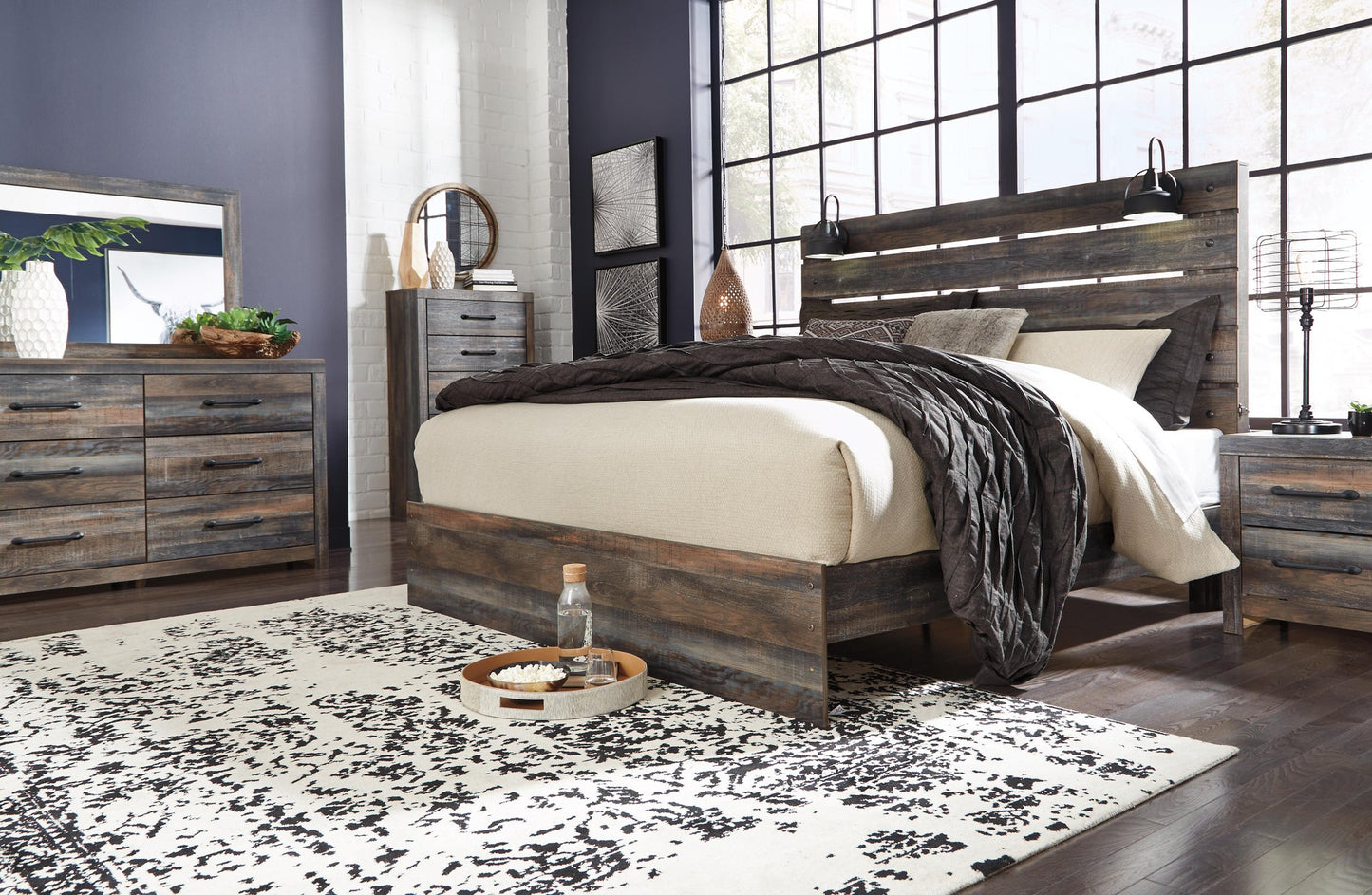 Cama King con paneles Drystan, tocador con espejo, cómoda y mesita de noche