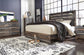 Cama King con paneles Drystan, tocador con espejo, cómoda y mesita de noche