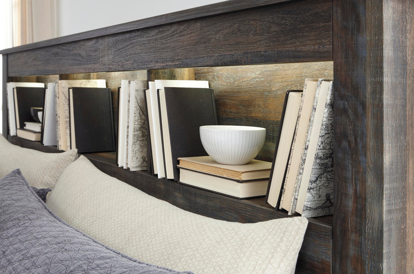 Cama Queen con estantería y tocador con espejo Drystan