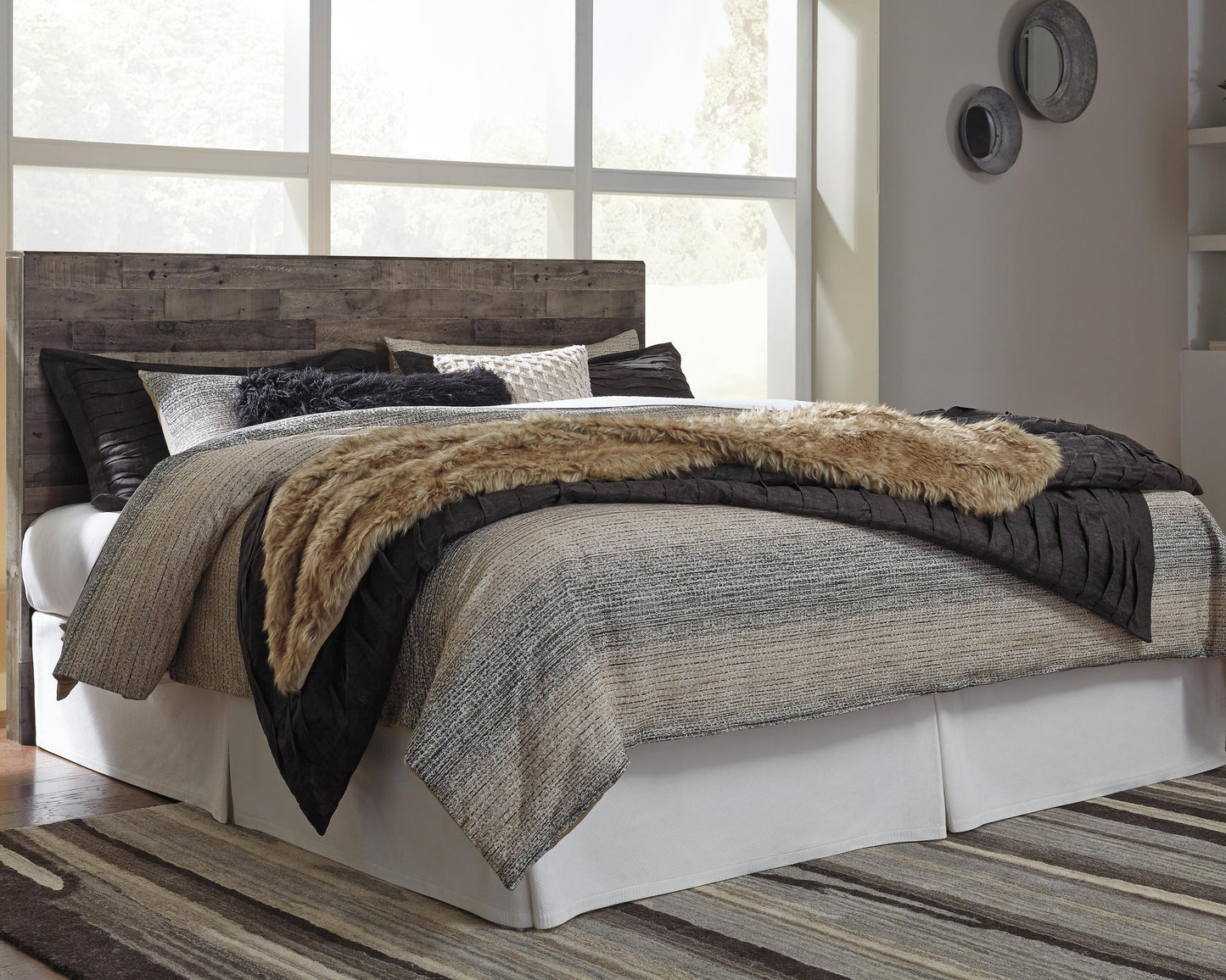 Cabecero de cama con paneles Derekson King con tocador con espejo, cómoda y mesita de noche