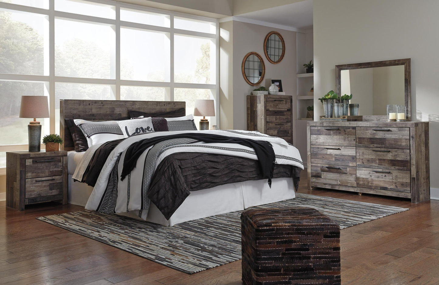 Cabecero de cama con paneles Derekson King con tocador con espejo, cómoda y mesita de noche