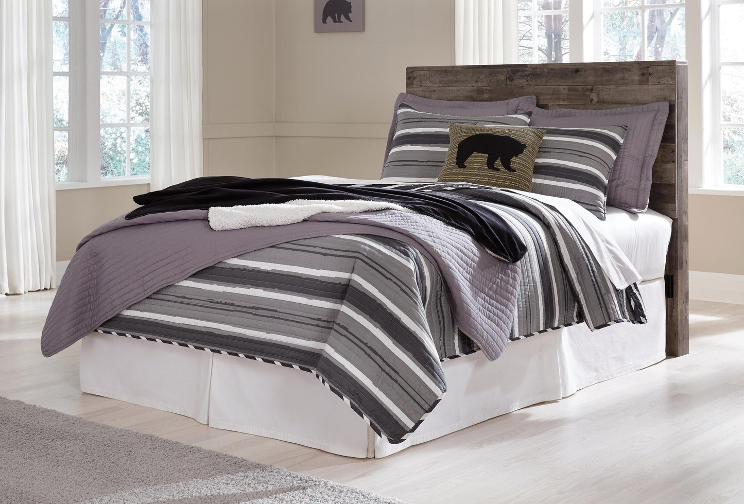 Cabecero de cama Derekson con paneles completos, tocador con espejo, cómoda y mesita de noche