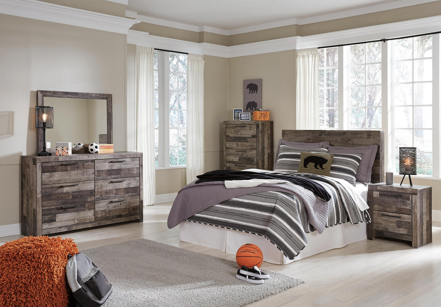 Cabecero de cama Derekson con paneles completos, tocador con espejo, cómoda y mesita de noche