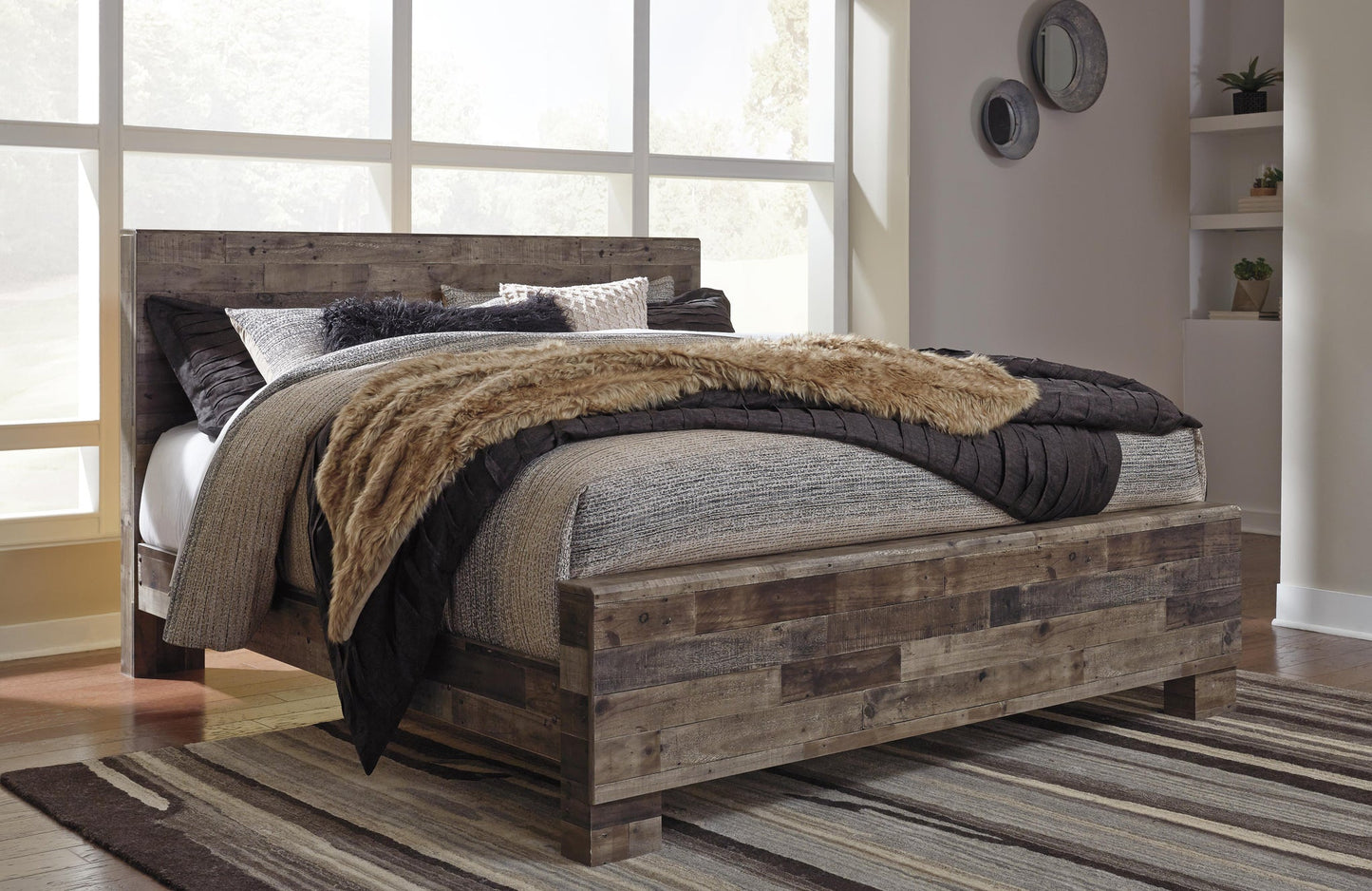 Cama King con paneles Derekson, tocador con espejo, cómoda y mesita de noche