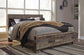 Cama King con paneles Derekson, tocador con espejo, cómoda y mesita de noche