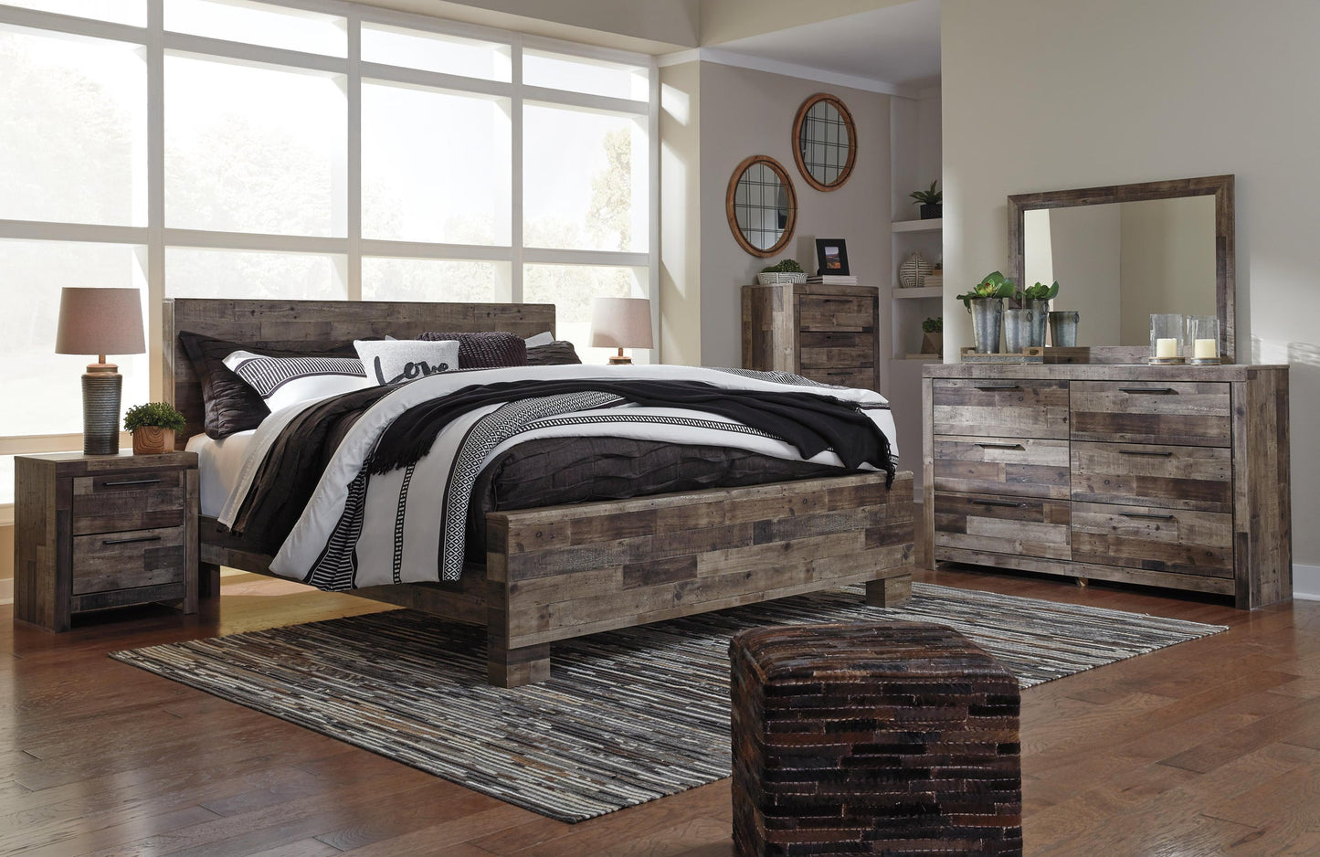 Cama King con paneles Derekson, tocador con espejo, cómoda y mesita de noche