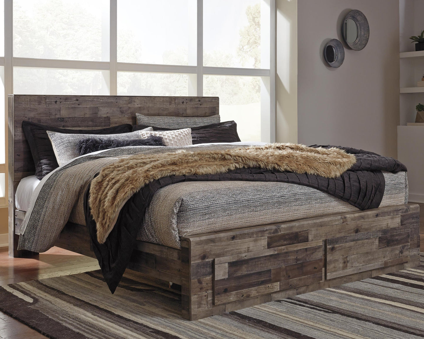 Cama King con dos cajones de almacenamiento, tocador con espejo, cómoda y mesita de noche Derekson