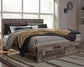 Cama King con dos cajones de almacenamiento, tocador con espejo, cómoda y mesita de noche Derekson