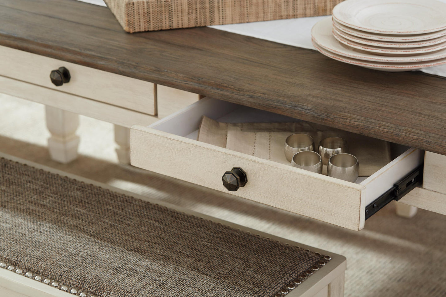Mesa de comedor Bolanburg con 2 sillas y 2 bancos