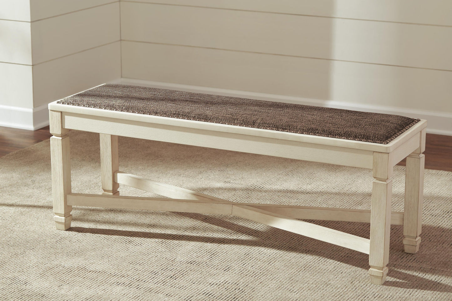 Mesa de comedor Bolanburg con 2 sillas y 2 bancos