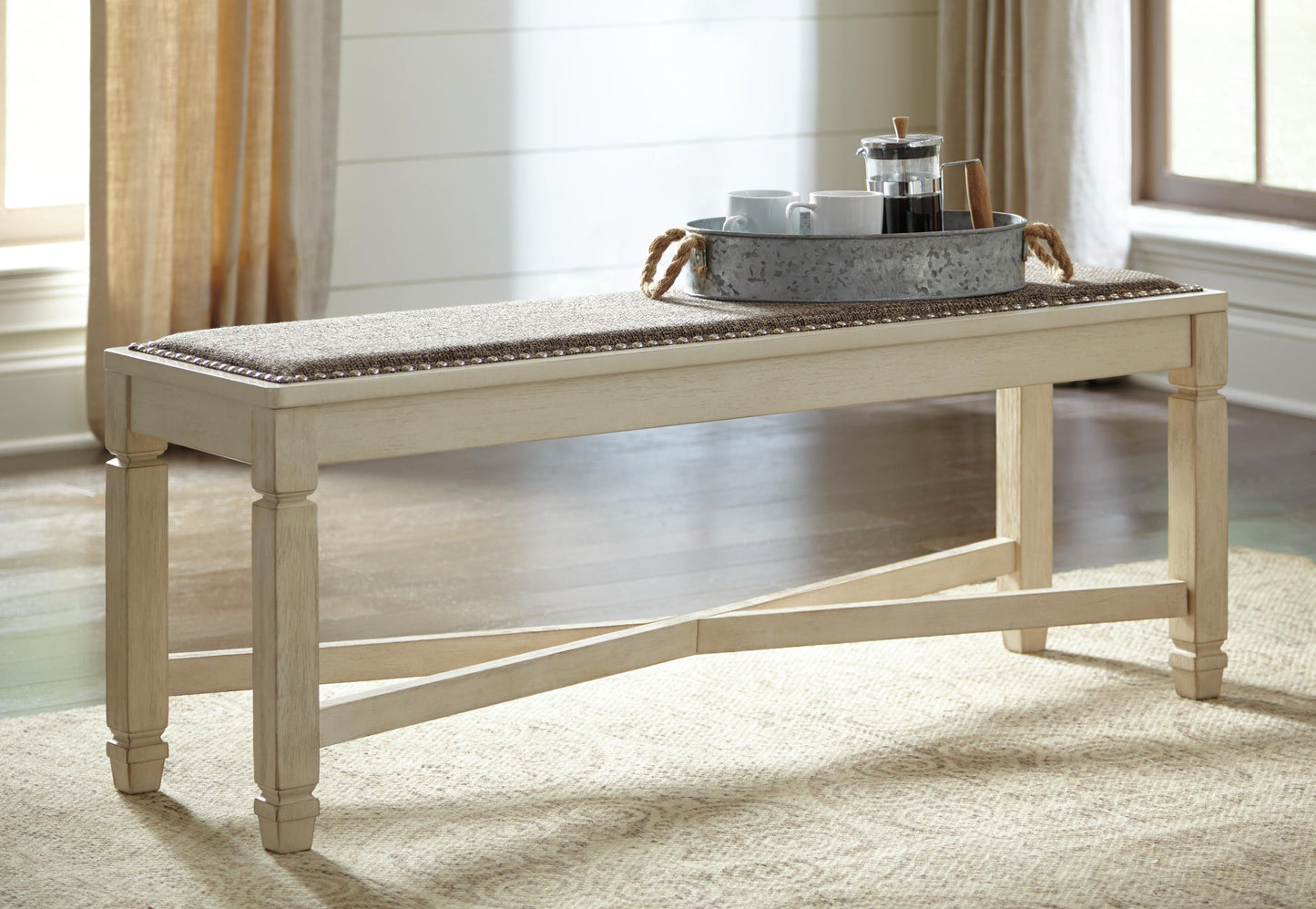 Mesa de comedor Bolanburg con 2 sillas y 2 bancos